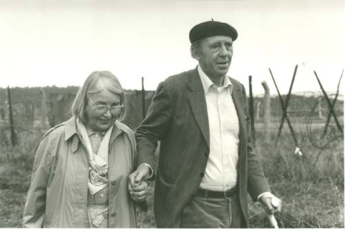 Генрих Бёлль на прогулке с женой