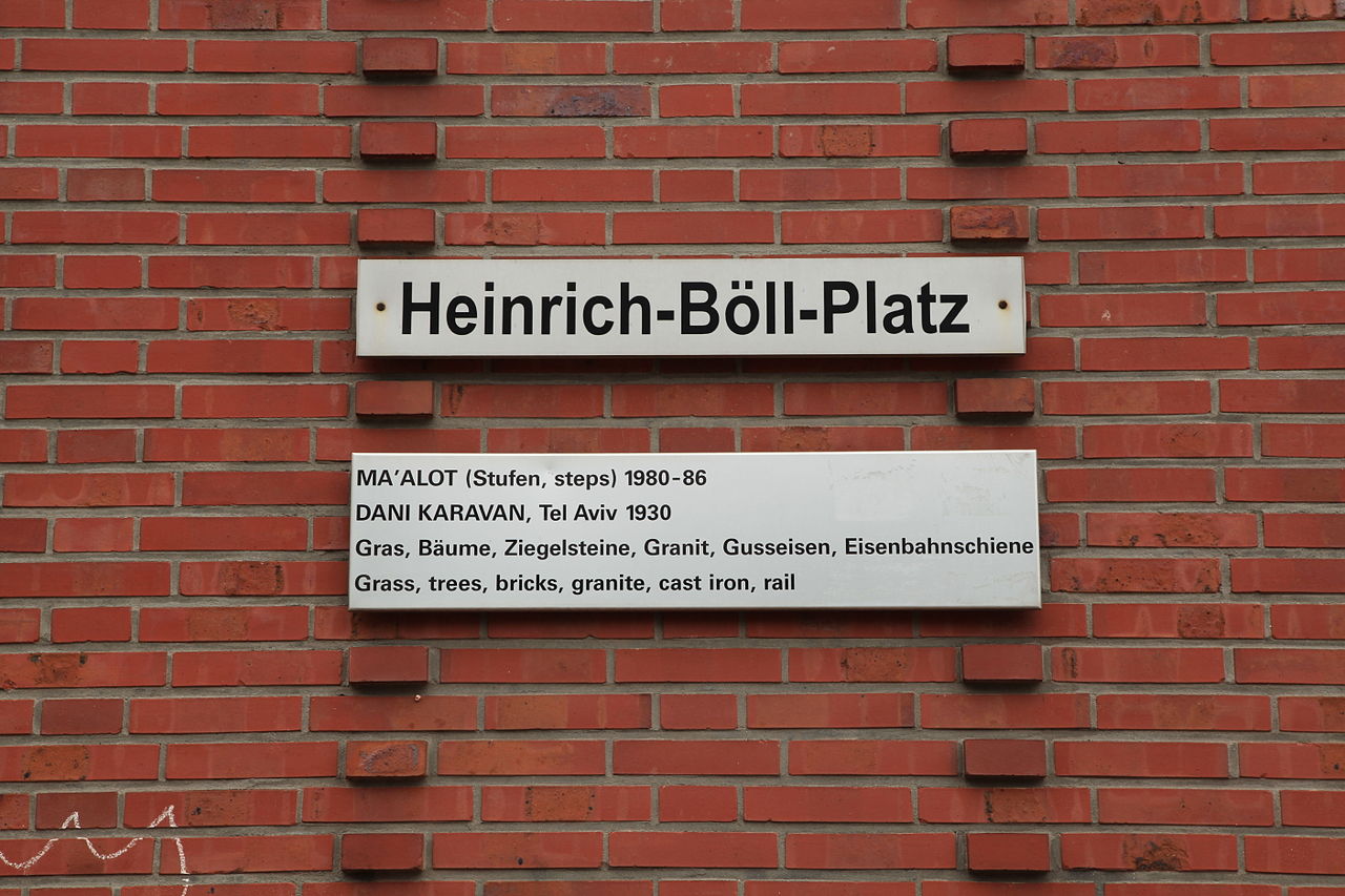 Табличка на площади имени Генриха Бёлля в Кёльне